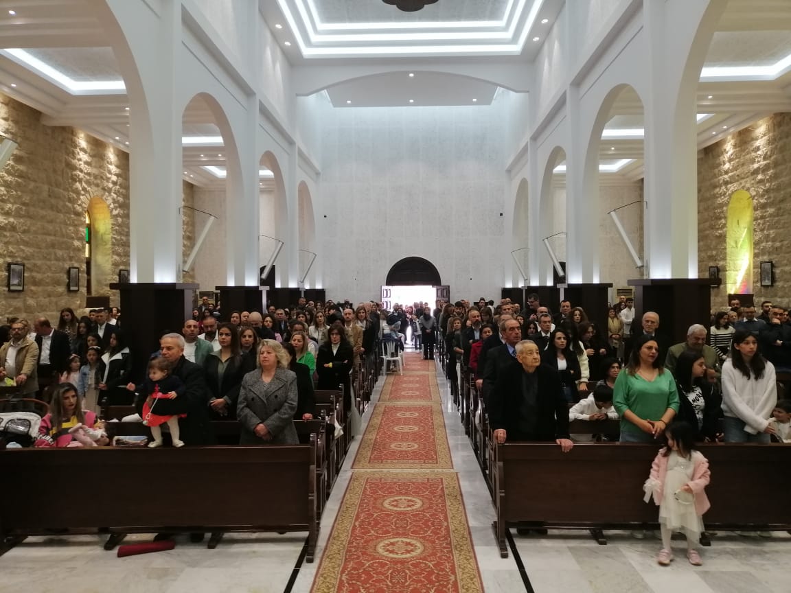 بالصور - زياحات الأطفال في الكنائس ورفع أغصان الزيتون بمناسبة الشعانين